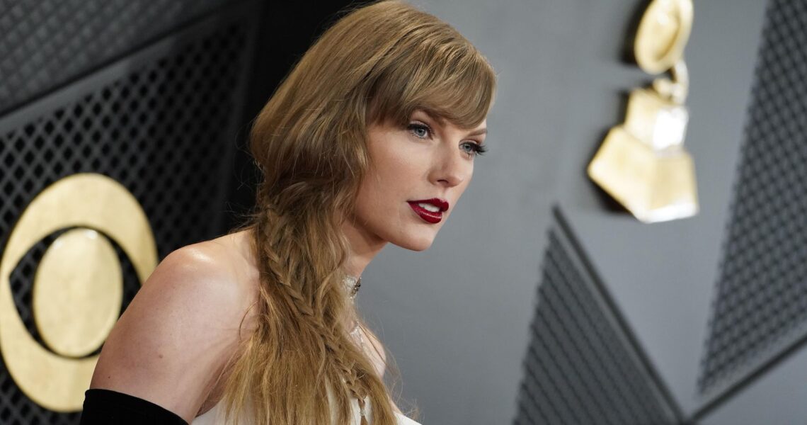Photographer accuses Taylor Swift's father of punching him in the face on Sydney waterfront