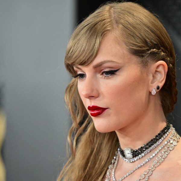 Taylor Swift Demands 21-Year-Old Stop Tracking Her Private Jet