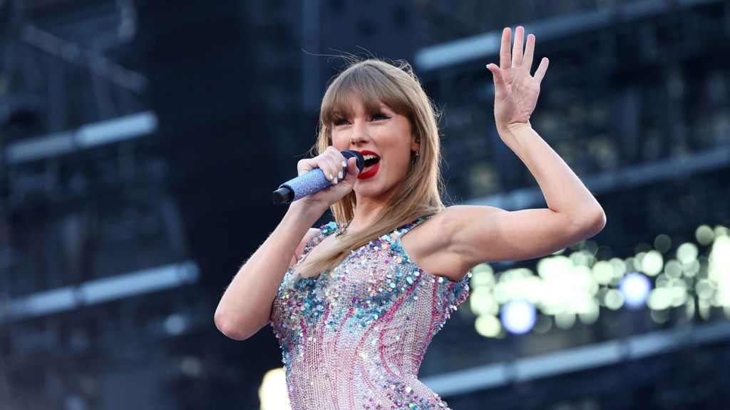 Taylor Swift Performs 2 More Surprise Songs Mashups at Sydney Concert