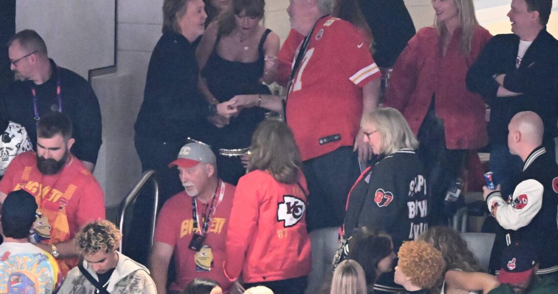 Taylor Swift caught up with Paul McCartney at the Super Bowl