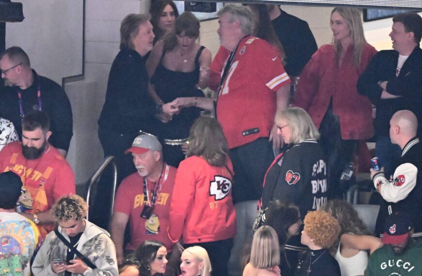 Taylor Swift caught up with Paul McCartney at the Super Bowl