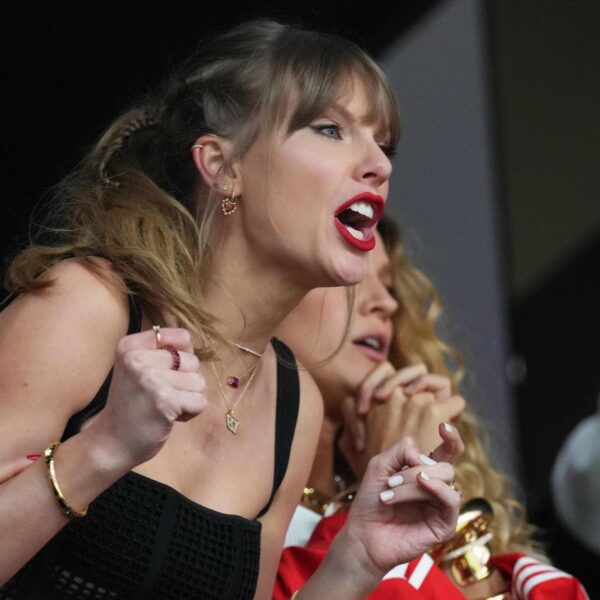 Taylor Swift chugs a beer at the Super Bowl to mixed results [VIDEO]