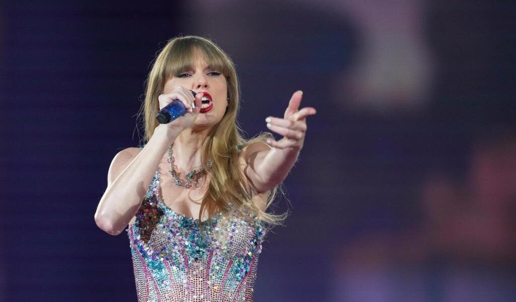 Taylor Swift kisses Travis Kelce on the field after his Chiefs beat the 49ers in the Super Bowl – The Denver Post