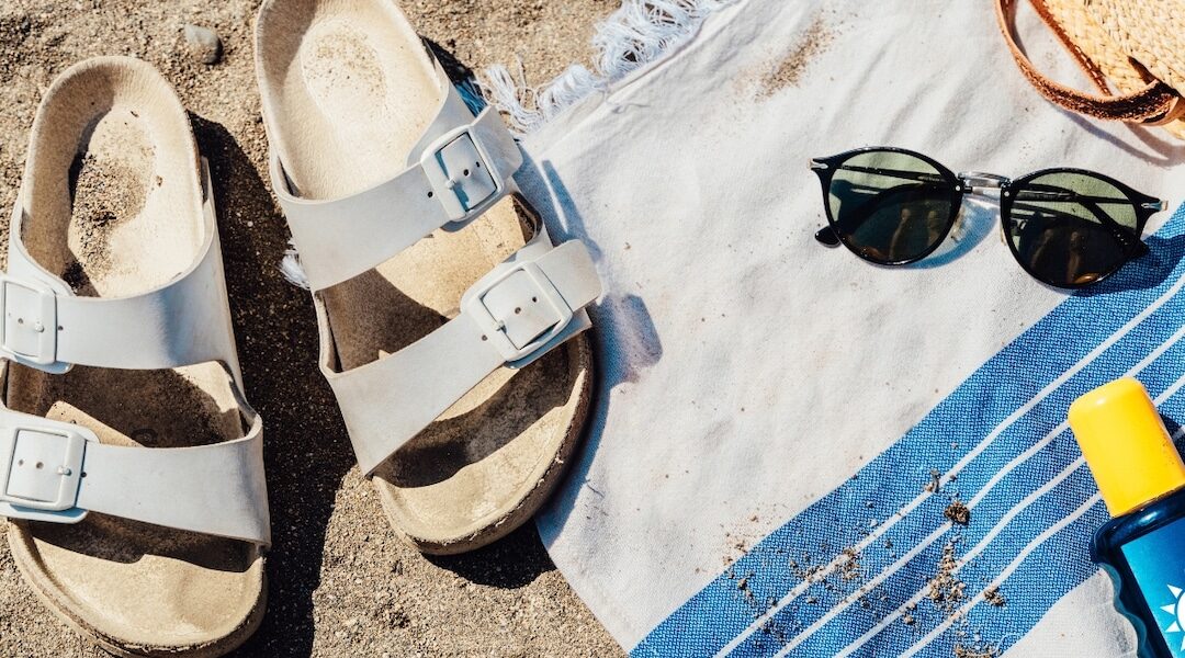 13 Best Sandals For Flat Feet That Don’t Just Look Like Old Lady Shoes