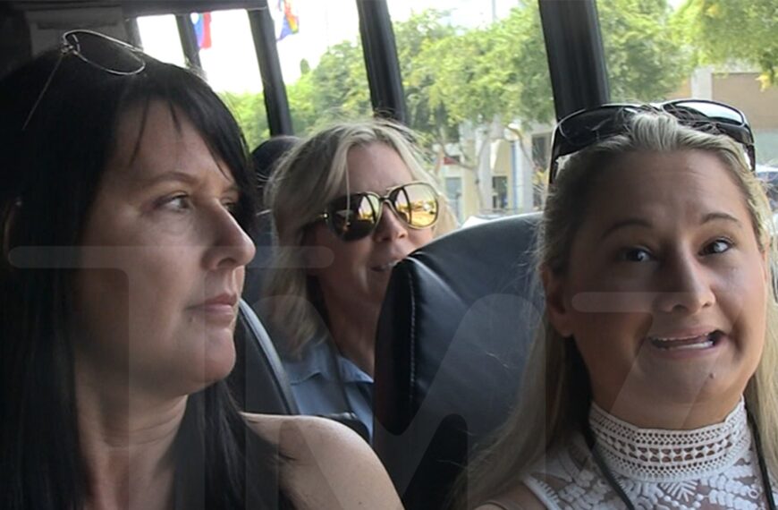 Gypsy Rose Rides TMZ Tour Bus, Dines at Lisa Vanderpump’s Restaurant