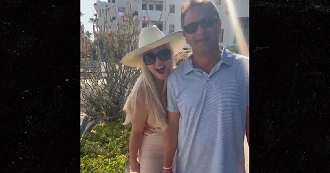 Britney Spears Vacations in Mexico with Brother, Says She’s Hitting the Bar