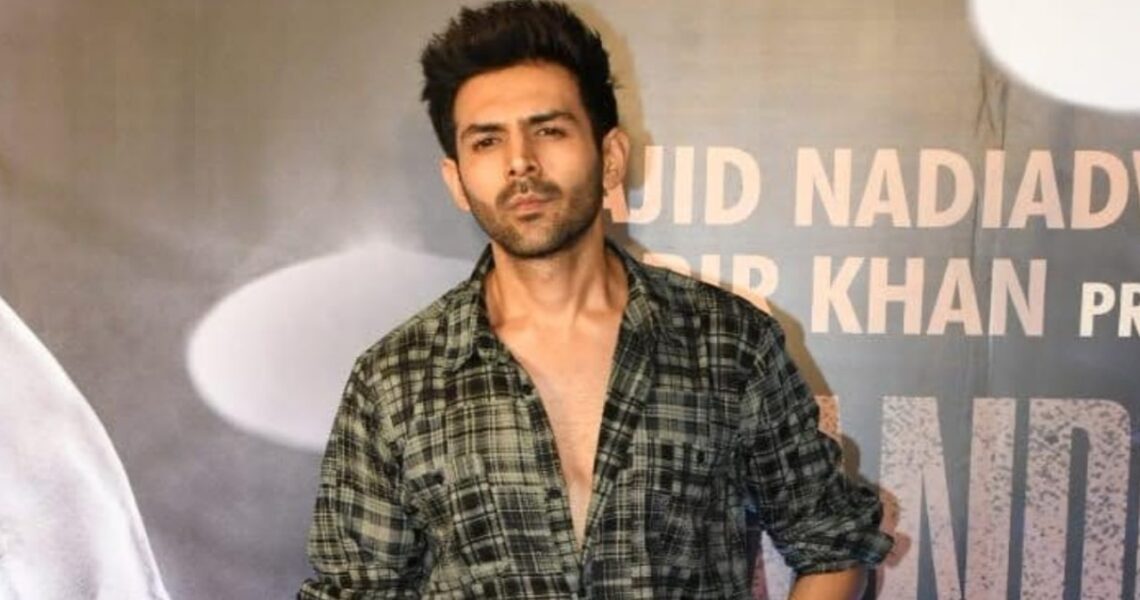 WATCH: Chandu Champion star Kartik Aaryan arrives at Mumbai theater with family to meet excited fans