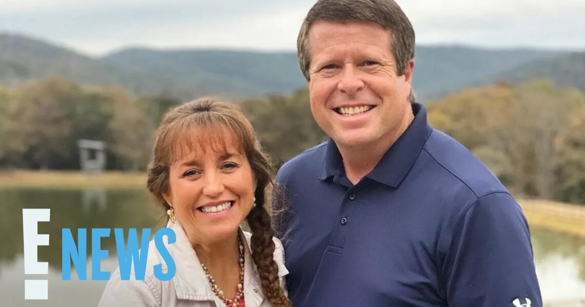 Michelle Duggar Wears LEGGINGS in Rare Family Photo | E! News