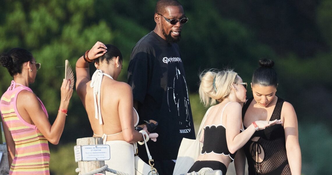 Kevin Durant Surrounded By Women After Winning Olympic Gold Medal