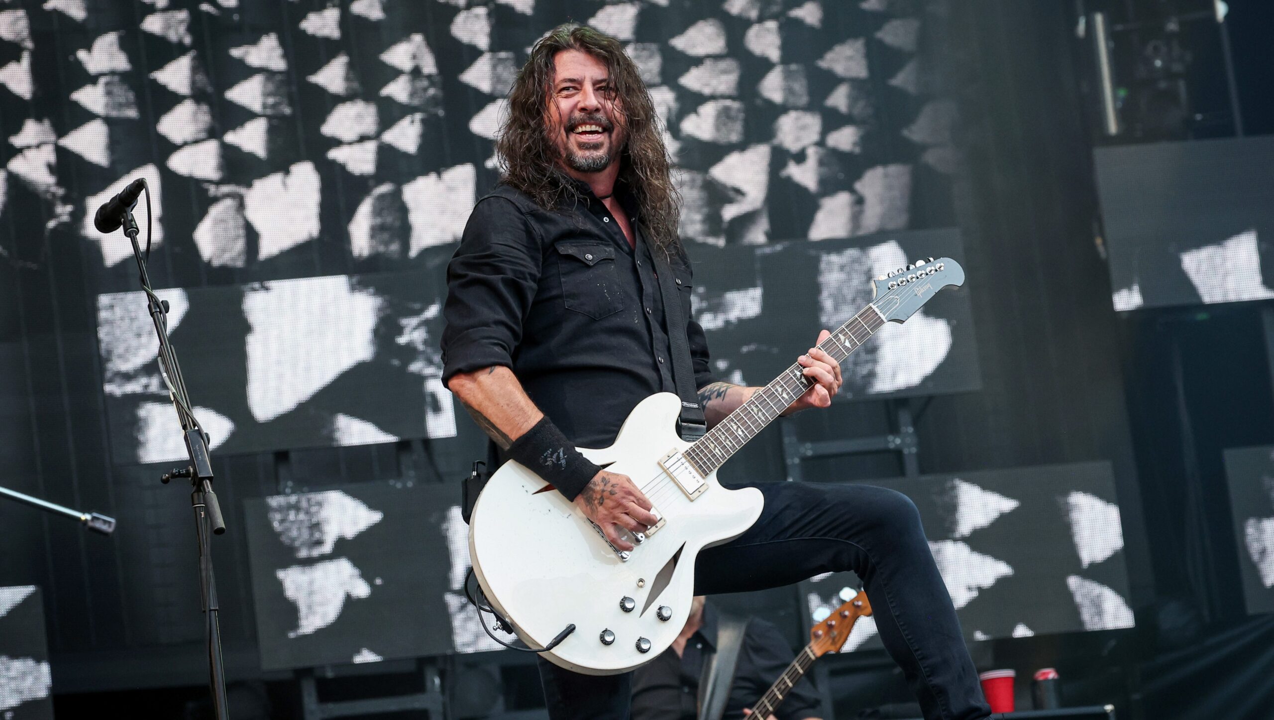 Foo Fighters’ Dave Grohl Reveals Birth of Baby Outside 21-Year Marriage – Hollywood Life