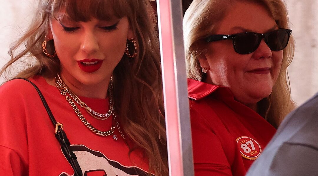 Taylor Swift’s Mom Wears Sweet Tribute to Travis Kelce at Chiefs Game